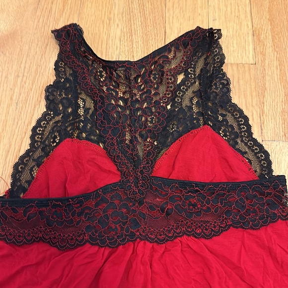 Lace and red nightgown - Picture 4 of 5